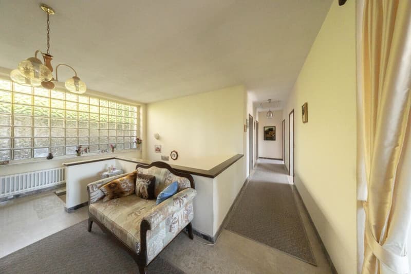 Große Villa mit drei Wohnungen, Pool und freier Aussicht (10)