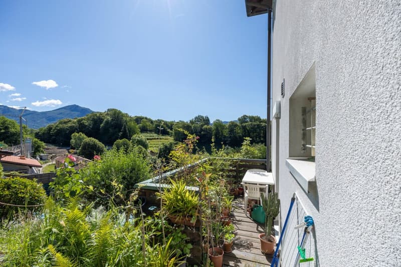 Große Villa mit drei Wohnungen, Pool und freier Aussicht (5)