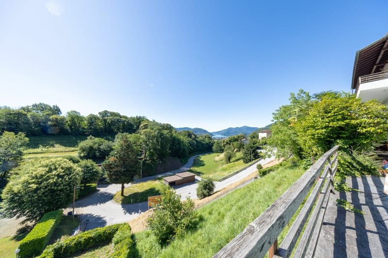 Große Villa mit drei Wohnungen, Pool und freier Aussicht (16)