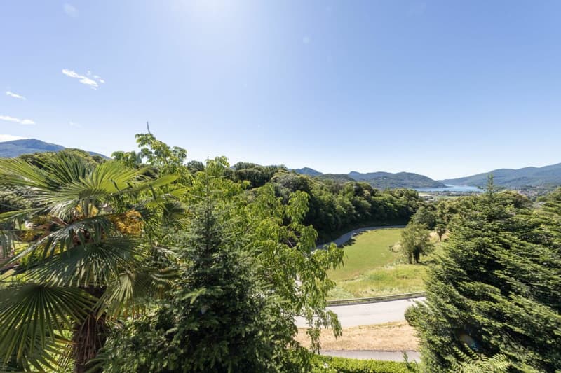 Große Villa mit drei Wohnungen, Pool und freier Aussicht (1)