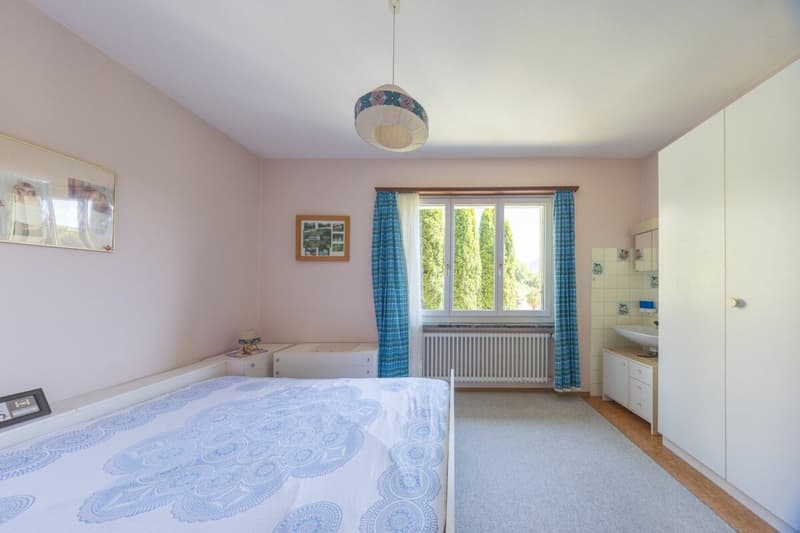 Große Villa mit drei Wohnungen, Pool und freier Aussicht (17)