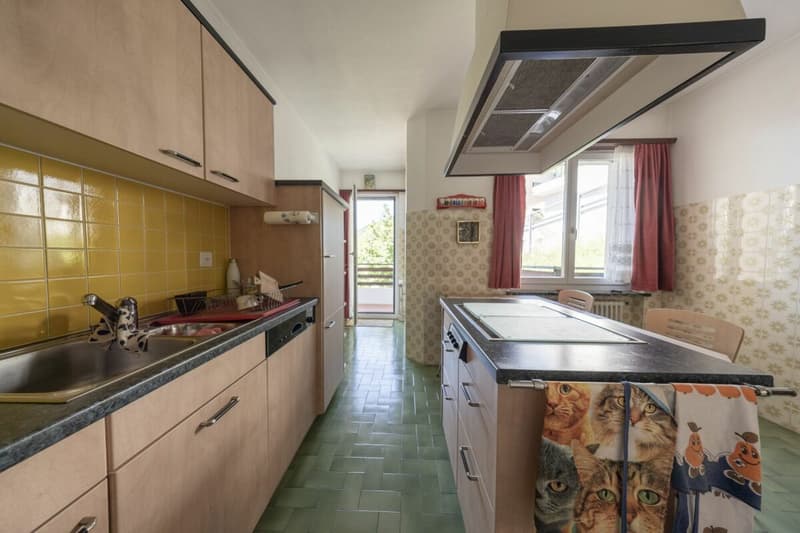 Große Villa mit drei Wohnungen, Pool und freier Aussicht (12)