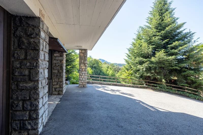 Große Villa mit drei Wohnungen, Pool und freier Aussicht (3)