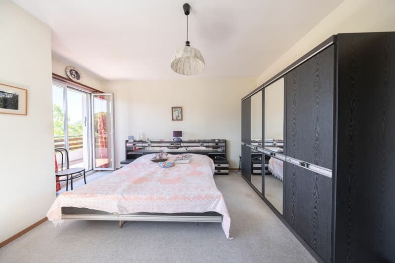 Große Villa mit drei Wohnungen, Pool und freier Aussicht (14)