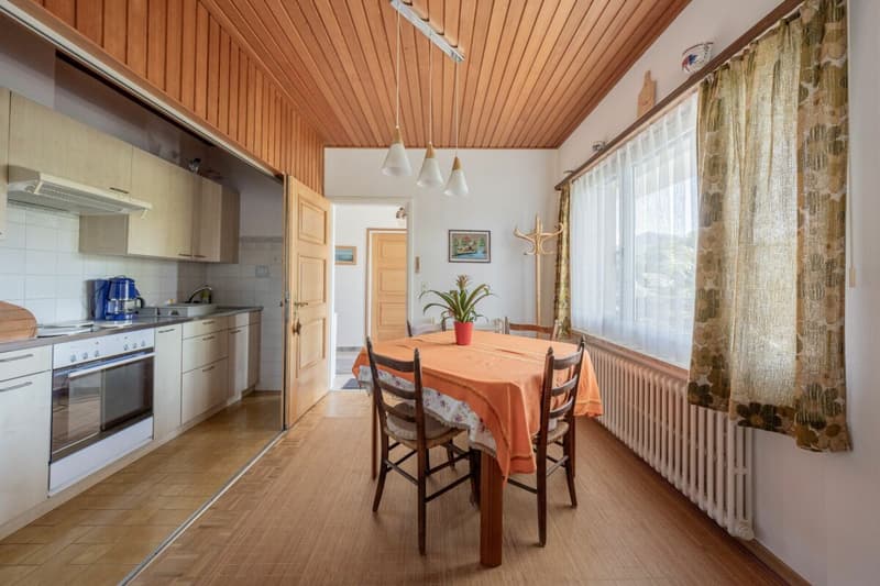 Große Villa mit drei Wohnungen, Pool und freier Aussicht (21)