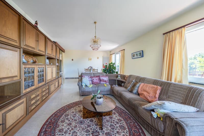 Große Villa mit drei Wohnungen, Pool und freier Aussicht (7)