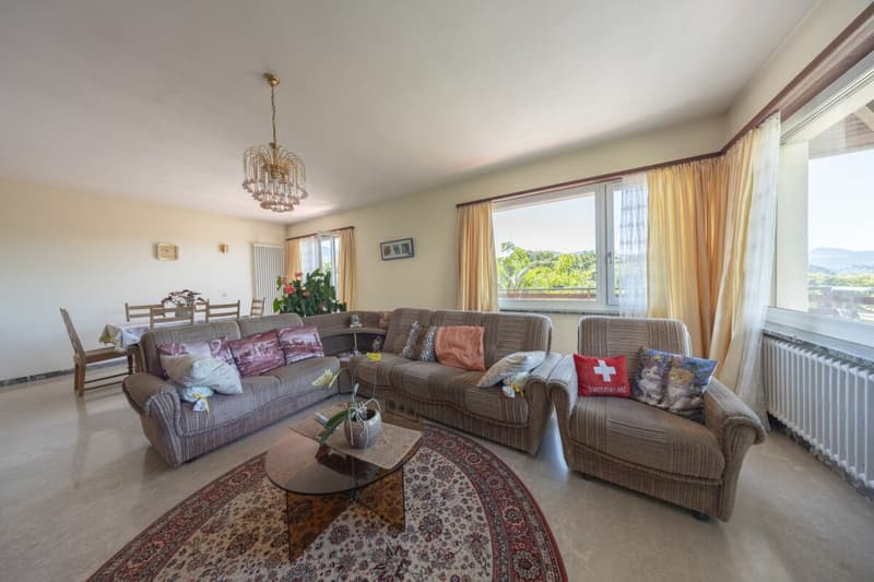 Große Villa mit drei Wohnungen, Pool und freier Aussicht (8)