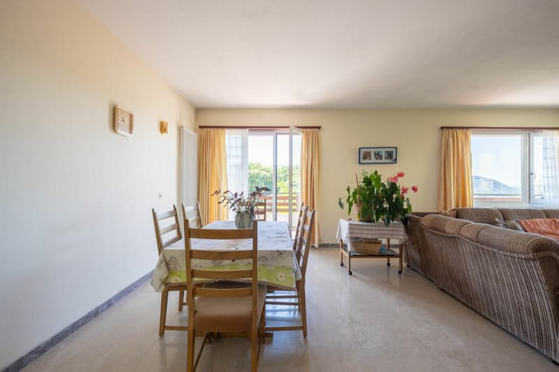 Große Villa mit drei Wohnungen, Pool und freier Aussicht (9)
