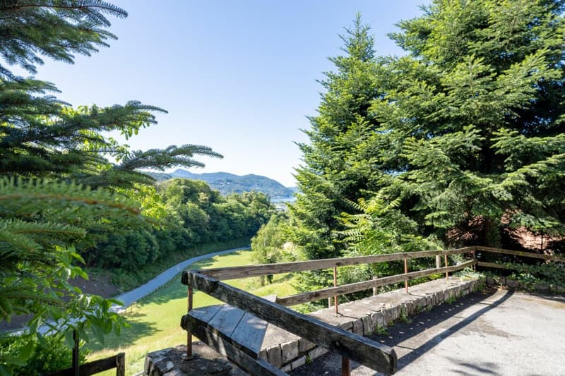 Große Villa mit drei Wohnungen, Pool und freier Aussicht (20)