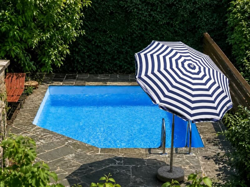 Große Villa mit drei Wohnungen, Pool und freier Aussicht (4)