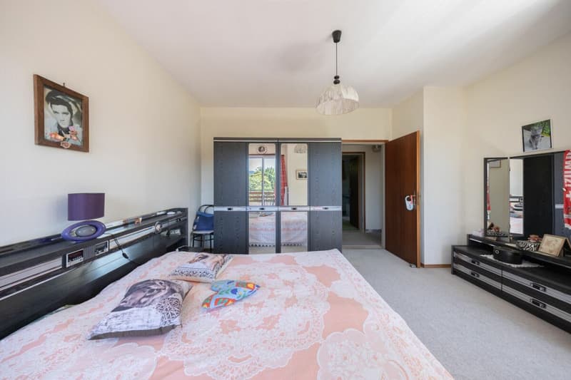 Große Villa mit drei Wohnungen, Pool und freier Aussicht (15)