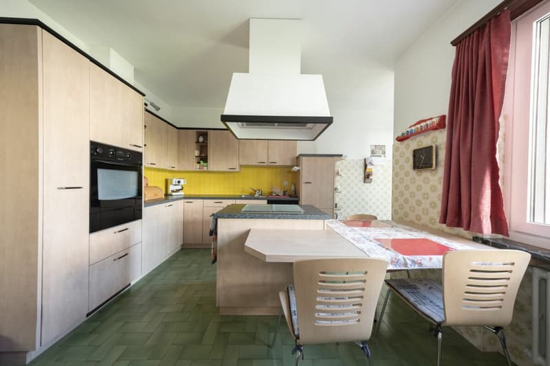 Große Villa mit drei Wohnungen, Pool und freier Aussicht (11)