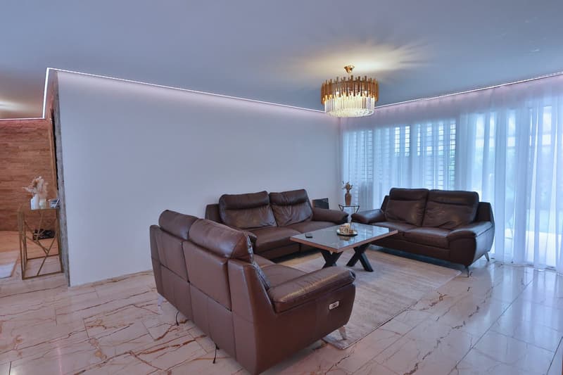 Moderne 4.5 Zimmer Wohnung mit 180 m² Garten (5)