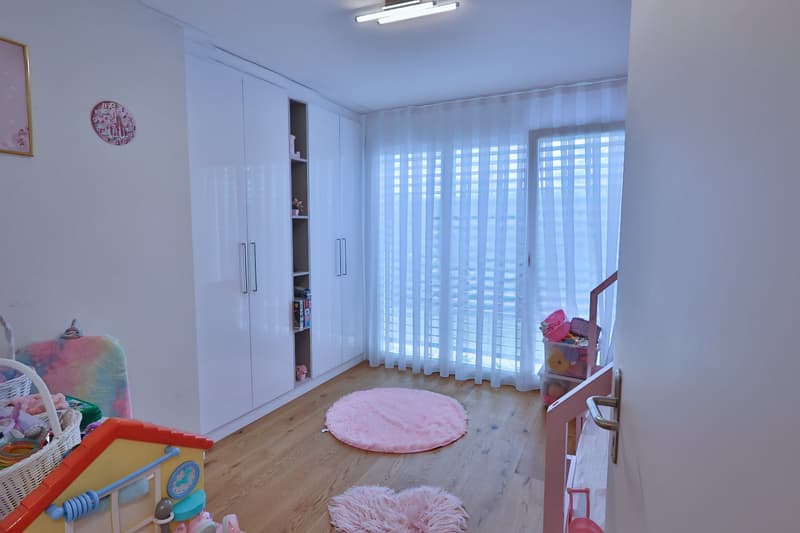 Moderne 4.5 Zimmer Wohnung mit 180 m² Garten (8)