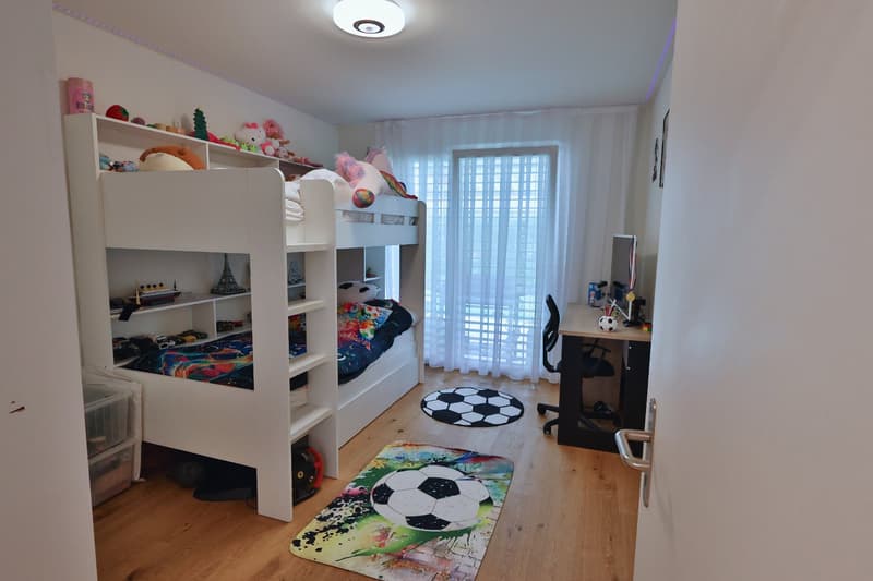 Moderne 4.5 Zimmer Wohnung mit 180 m² Garten (9)