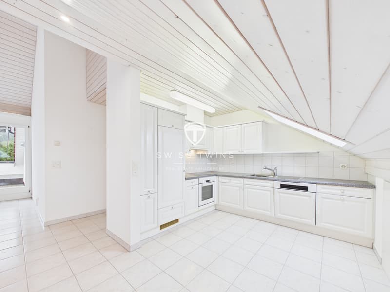 Frisch renovierte 2-Zimmer-Dachwohnung mit Balkon in Buttikon (4)