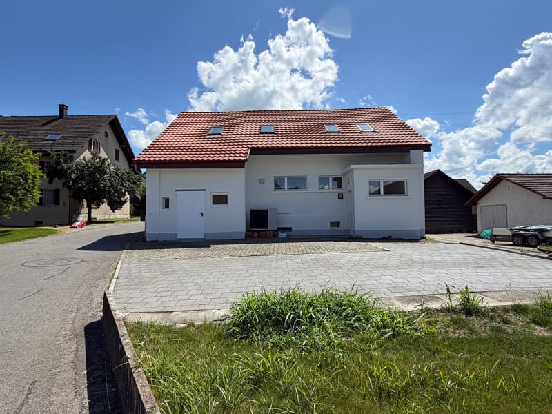 Casa unifamiliare rinnovata con giardino, spazio e qualità della vita (4)
