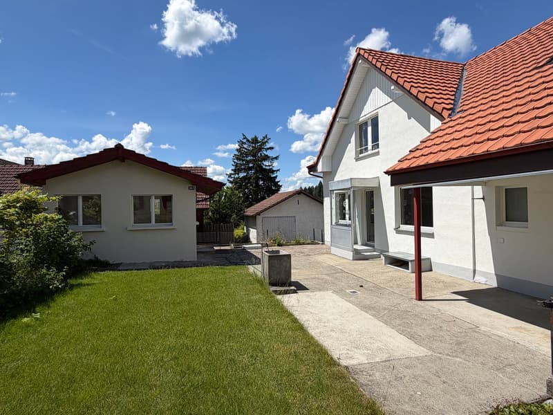 Casa unifamiliare rinnovata con giardino, spazio e qualità della vita (3)