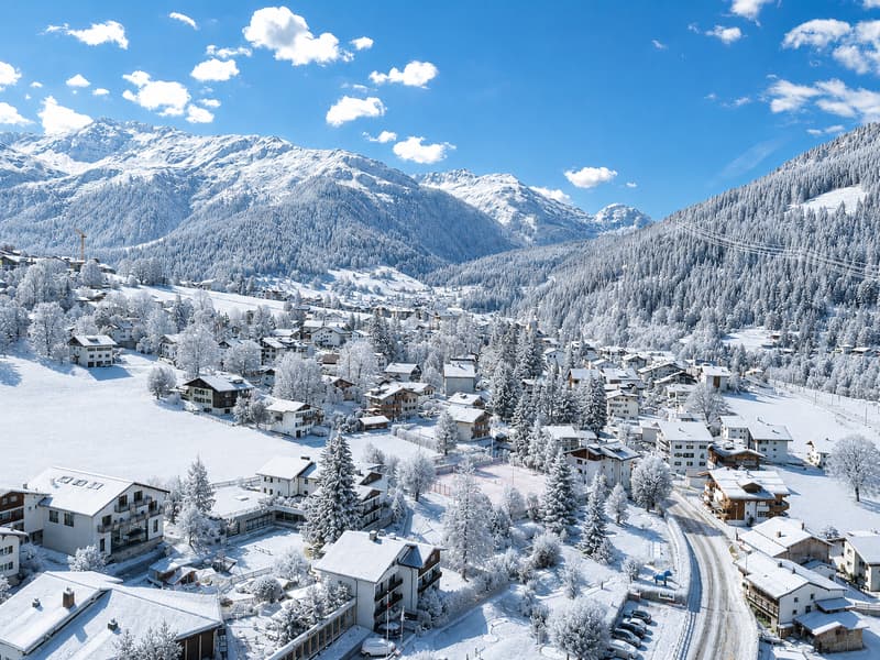 Stilvolle und volleingerichtete 2½-Zimmer-Wohnung mit Gartensitzplatz in Klosters (13)