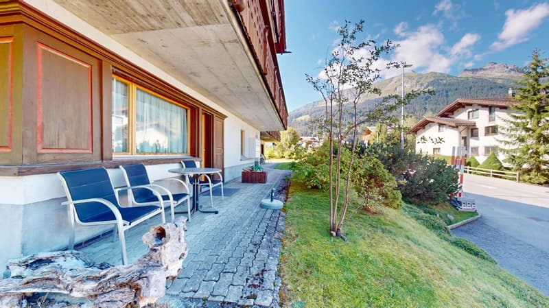Stilvolle und volleingerichtete 2½-Zimmer-Wohnung mit Gartensitzplatz in Klosters (3)