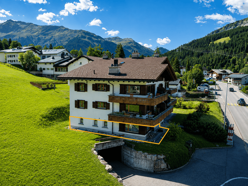 Stilvolle und volleingerichtete 2½-Zimmer-Wohnung mit Gartensitzplatz in Klosters (2)