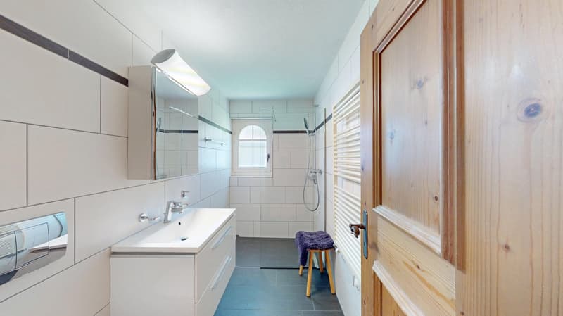 Stilvolle und volleingerichtete 2½-Zimmer-Wohnung mit Gartensitzplatz in Klosters (10)