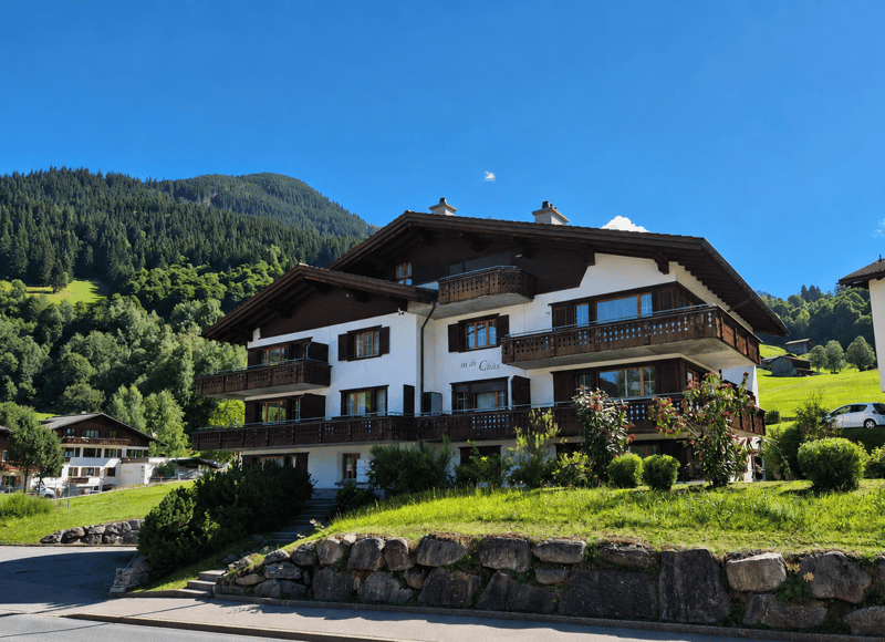 Stilvolle und volleingerichtete 2½-Zimmer-Wohnung mit Gartensitzplatz in Klosters (1)