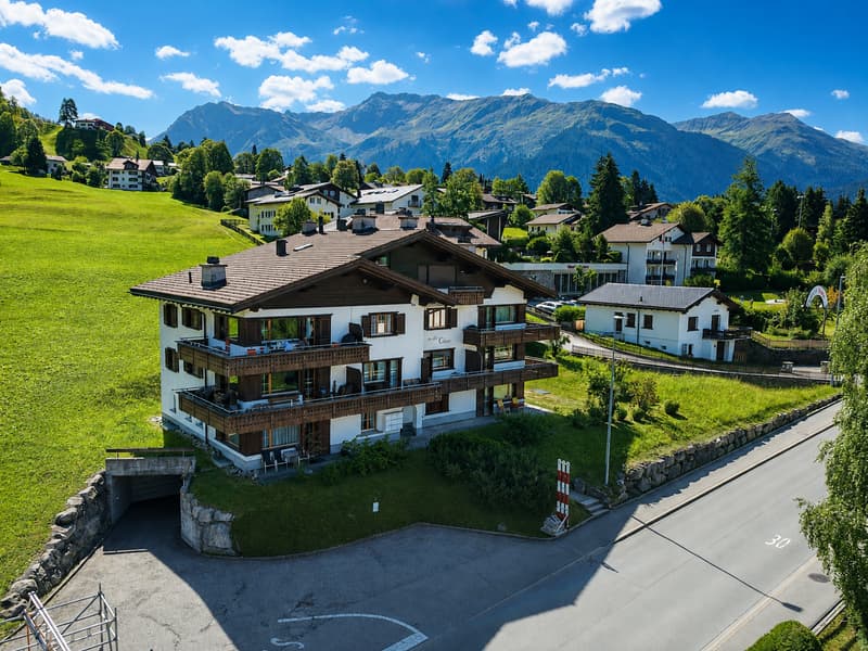 Stilvolle und volleingerichtete 2½-Zimmer-Wohnung mit Gartensitzplatz in Klosters (2)