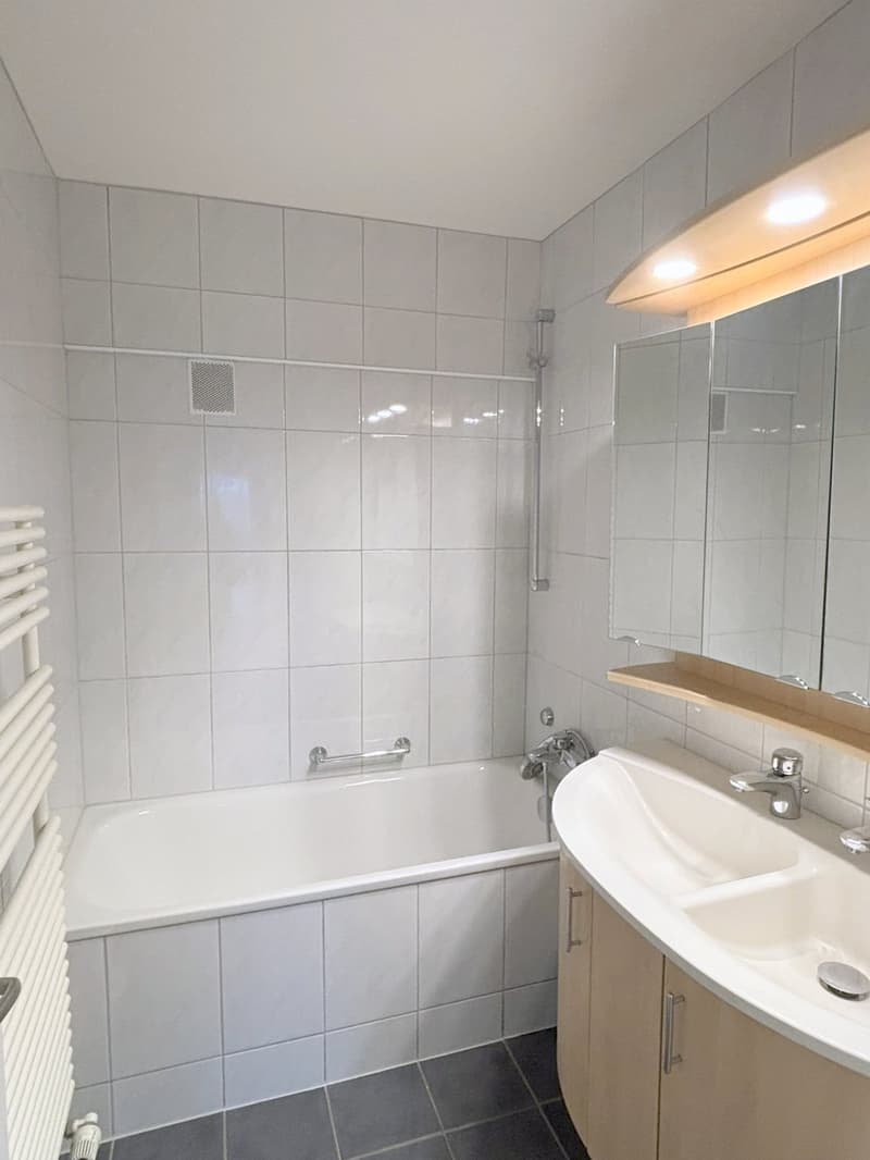 Bad mit Doppellavabo und Badewanne