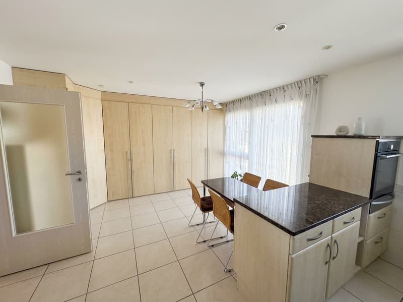 Wohnen auf 136 m²: Lichtdurchflutete 4.5-Zimmerwohnung mit riesiger Küche (3)