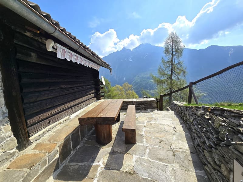 schöne Berghütte inmitten der Natur mit schöner Panoramablick (17)