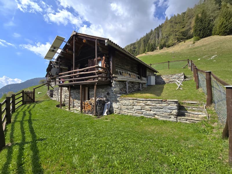 schöne Berghütte inmitten der Natur mit schöner Panoramablick (1)