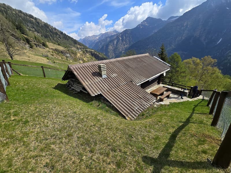 schöne Berghütte inmitten der Natur mit schöner Panoramablick (2)