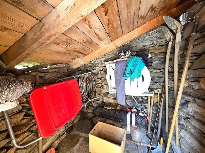 schöne Berghütte inmitten der Natur mit schöner Panoramablick (16)