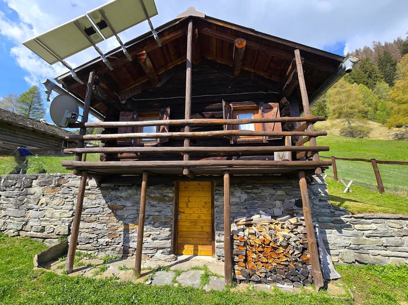 schöne Berghütte inmitten der Natur mit schöner Panoramablick (3)