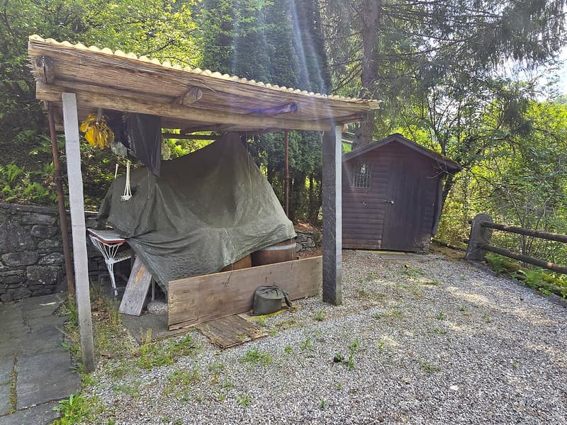Tipico grotto con bella vista lago e ampio spazio esterno pergolato (15)