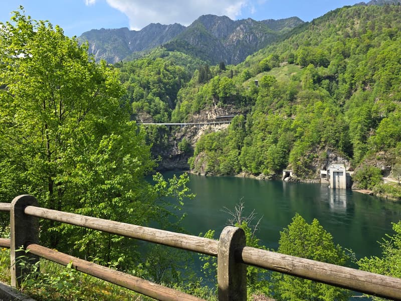 Tipico grotto con bella vista lago e ampio spazio esterno pergolato (20)