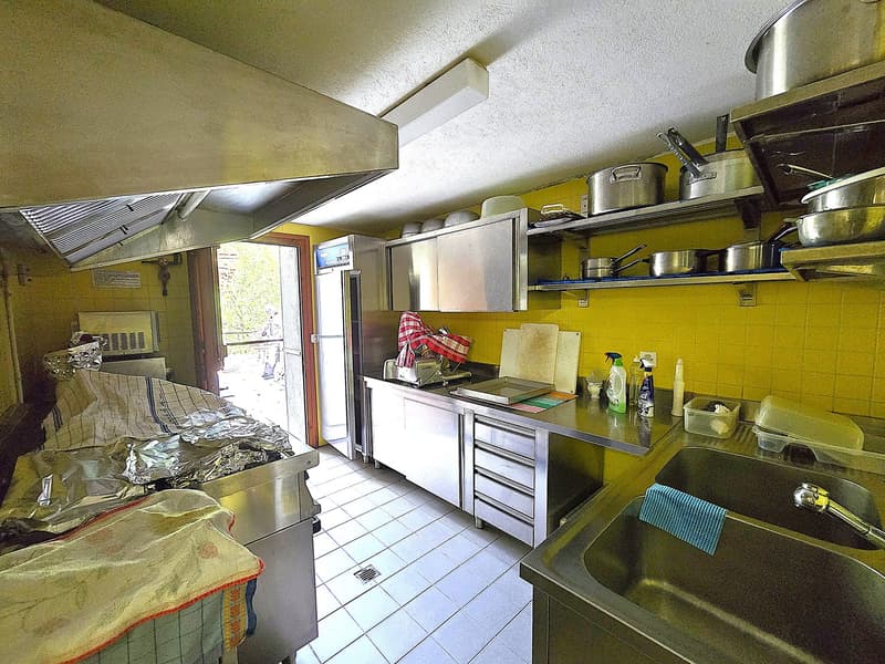 Tipico grotto con bella vista lago e ampio spazio esterno pergolato (13)