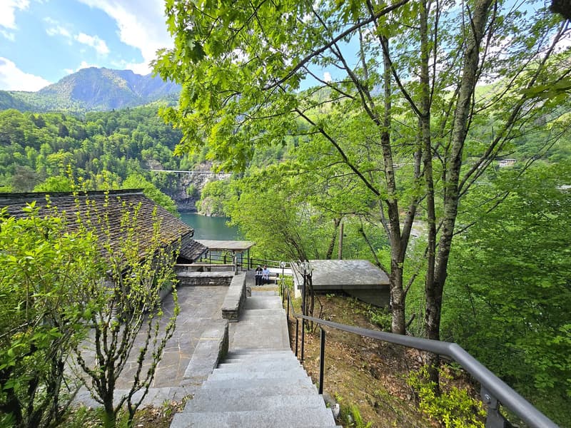 Tipico grotto con bella vista lago e ampio spazio esterno pergolato (21)