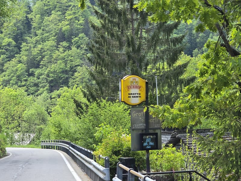 Tipico grotto con bella vista lago e ampio spazio esterno pergolato (22)