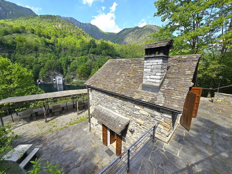 Tipico grotto con bella vista lago e ampio spazio esterno pergolato (18)