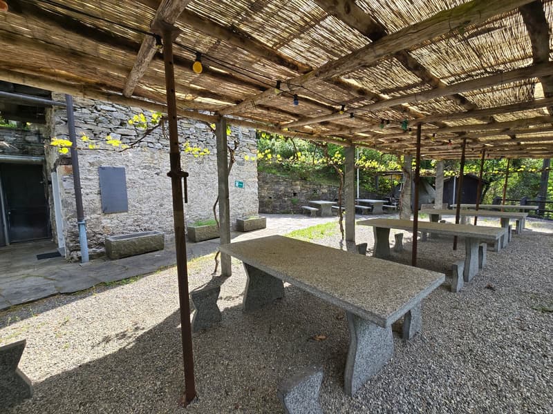 Tipico grotto con bella vista lago e ampio spazio esterno pergolato (4)