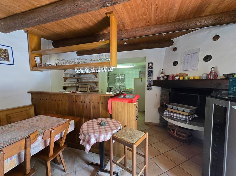 Tipico grotto con bella vista lago e ampio spazio esterno pergolato (12)