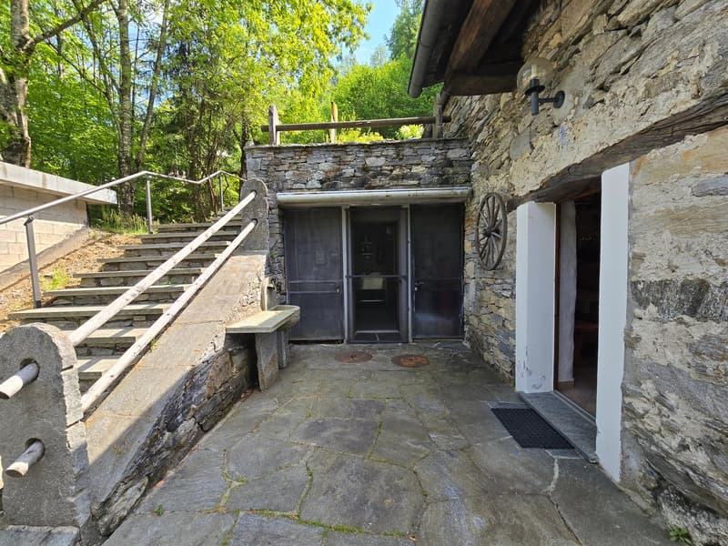 Tipico grotto con bella vista lago e ampio spazio esterno pergolato (16)