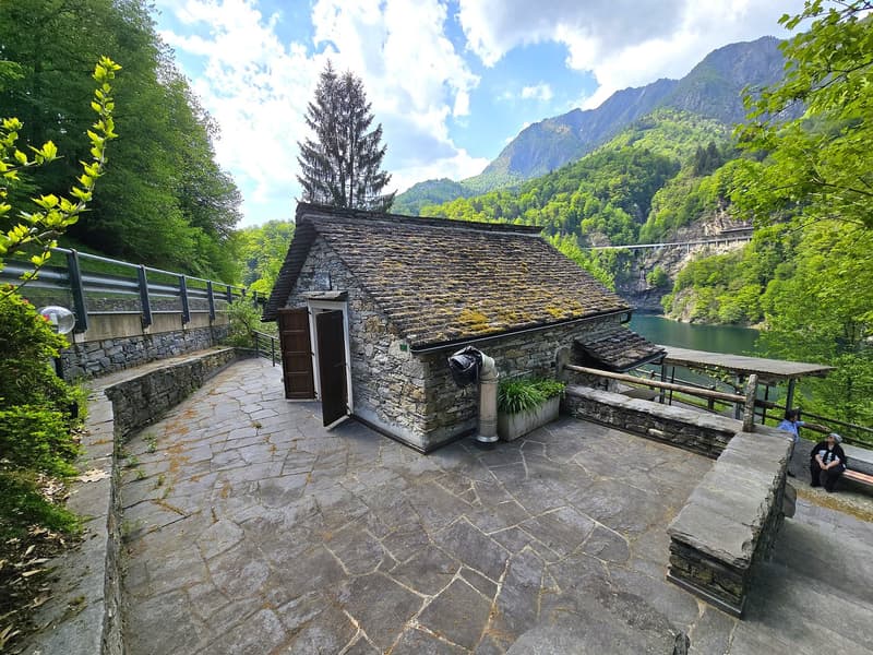 Tipico grotto con bella vista lago e ampio spazio esterno pergolato (19)
