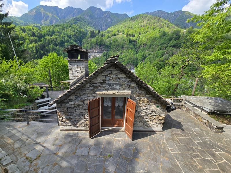Tipico grotto con bella vista lago e ampio spazio esterno pergolato (17)