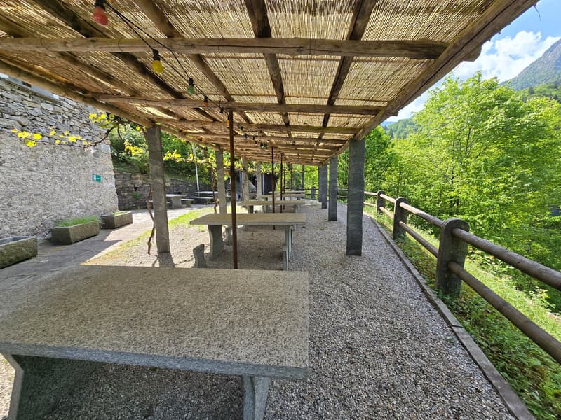 Tipico grotto con bella vista lago e ampio spazio esterno pergolato (5)