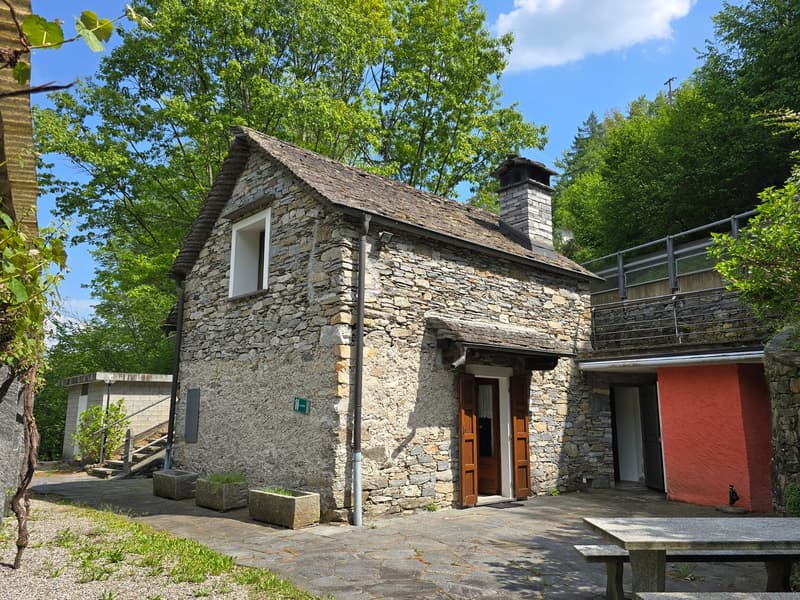 Tipico grotto con bella vista lago e ampio spazio esterno pergolato (7)