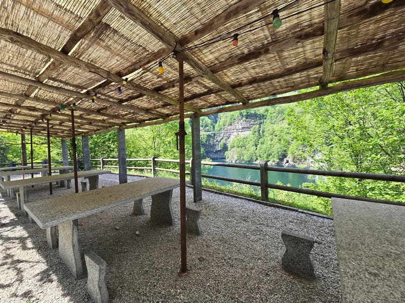Tipico grotto con bella vista lago e ampio spazio esterno pergolato (3)