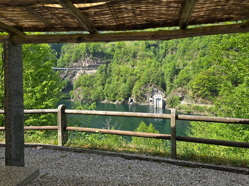 Tipico grotto con bella vista lago e ampio spazio esterno pergolato (2)